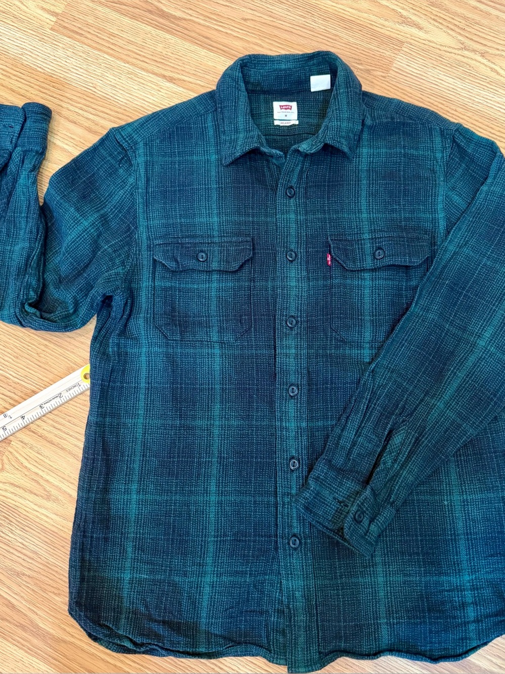 Levi's Men's Medium Green Plaid Relaxed Fit Flannel Shirt Long Sleeve, Red tab
